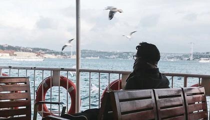 开云网页版-主场球迷气氛是否直接影响胜率表现，球迷冲入球场会受到处理