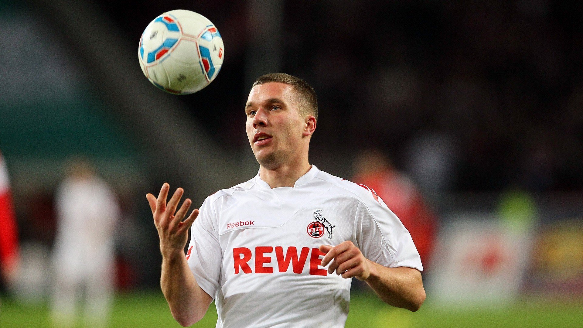 开云下载-运动员危机应对：比赛中的突发状况，运动员面临的风险